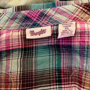 Ladies Western shirt, never worn, nice snaps and metallic thread detail